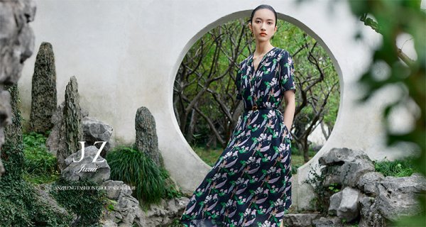 股票配资手机版下载 时尚情报｜赛琳娜个人美妆品牌去年至少卖了5亿美元